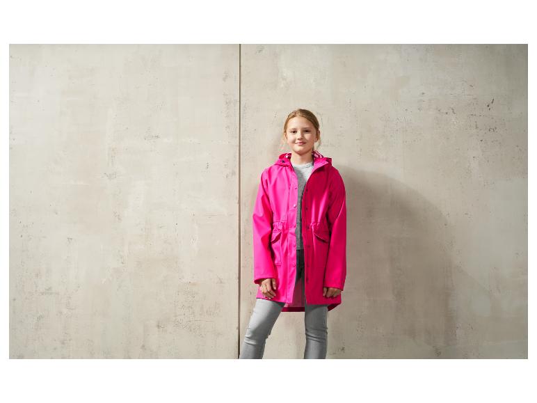 Ein Mädchen in einer rosafarbenen Jacke