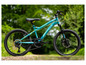 Ein türkisfarbenes Kinder-Mountainbike mit Scheibenbremsen.
