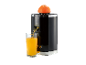 Schwarze Zitruspresse mit einer halbierten Orange und einem Glas frischem Orangensaft.