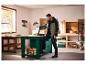 Mann in Arbeitskleidung mit PARKSIDE® Werkzeugkiste in einer Werkstatt.