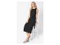 Elegantes Damenoutfit: schwarzes Wickelkleid und flache Sandalen.