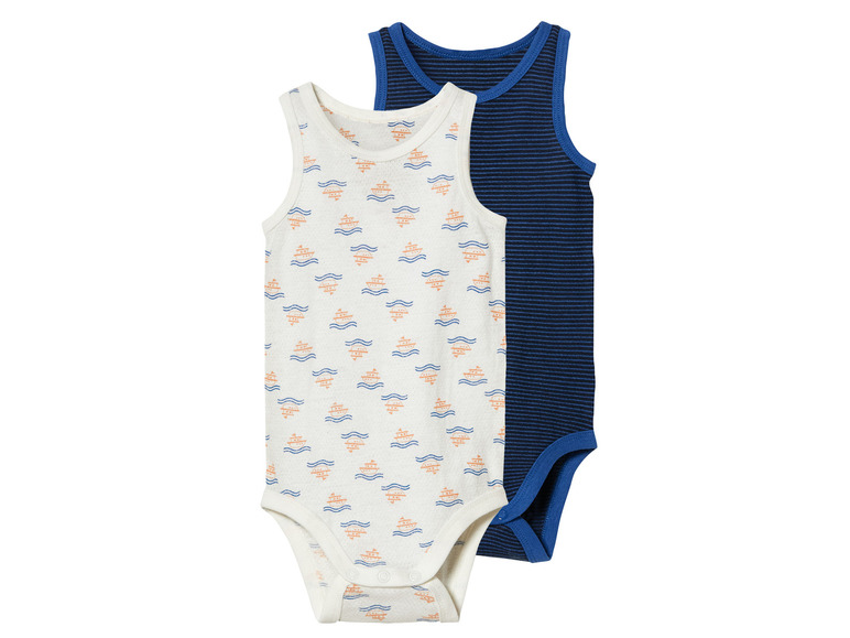 Zwei Baby-Bodys, einer mit einem Boots-Muster und einer mit blauen Streifen.