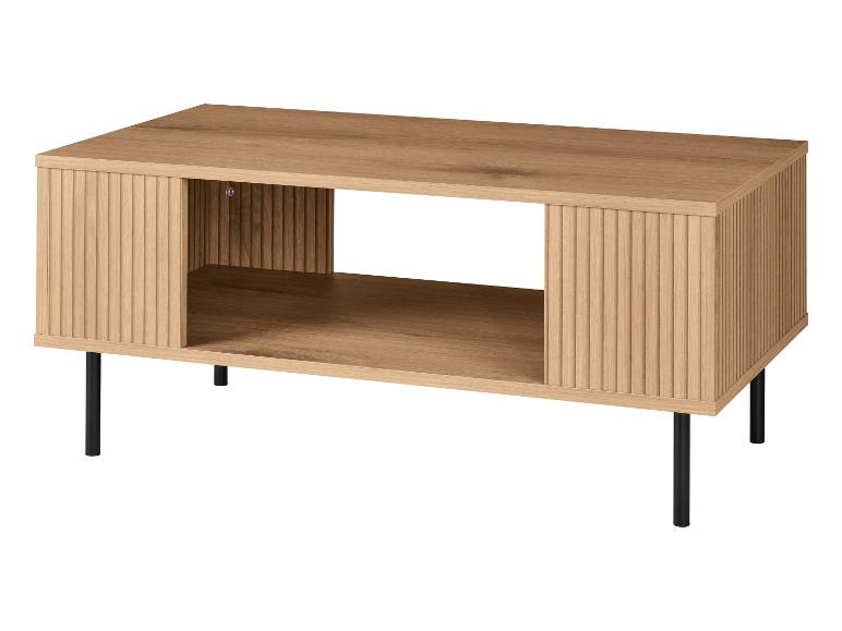 Holz-Couchtisch mit geriffelten Türen und schwarzen Beinen.