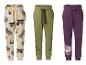 Drei Kinder-Jogginghosen: eine beige mit LKW-Motiven, eine khakigrüne mit Flecken und eine lila mit einem Einhorn.