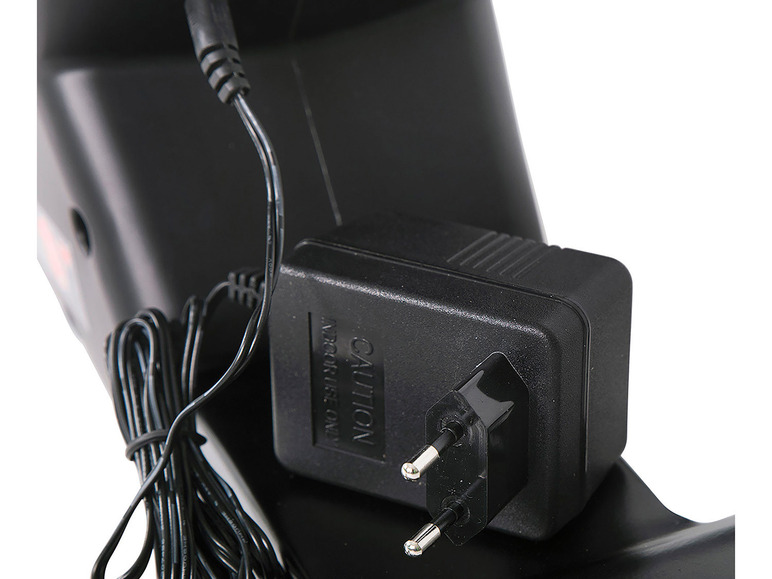 Ein schwarzes Netzteil mit Kabel zum Aufladen eines Geräts.
