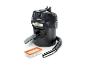 Schwarzer Nass-Trockensauger mit Schlauch, Düse und Filter auf weißem Hintergrund.
