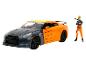 Ein orangefarbenes Nissan GT-R Spielzeugauto mit einer Naruto-Figur.