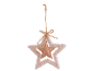 Weihnachtsdekoration, ein beiger Stoffstern mit Schnur und Holzperlen.