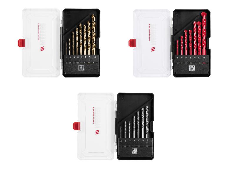 Drei Bohrer-Sets in Etuis, mit goldenen, roten und silbernen Bohrern.