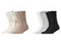 Zwei Sets mit fünf Paar Socken in verschiedenen neutralen Farben und Mustern.