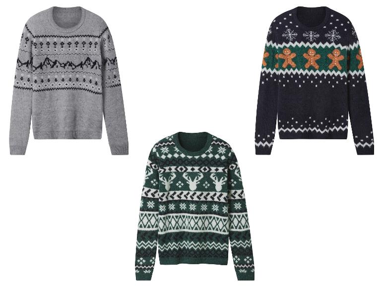 Drei Weihnachtspullover: ein grauer mit Bergen, ein dunkelblauer mit Lebkuchenmännern und ein grüner mit Rentieren.