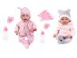 Zwei Babypuppen in rosa Kleidung mit Fläschchen und Schnullern.