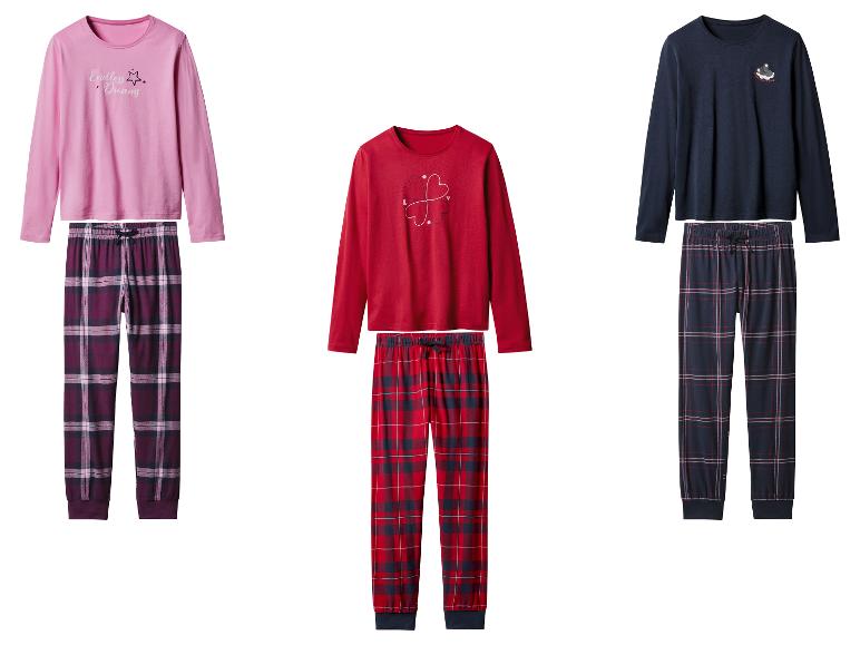 Drei Pyjama-Sets: rosa mit karierter Hose, rot mit karierter Hose und marineblau mit karierter Hose.