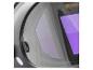 Nahaufnahme eines Schweißhelms mit violettem Automatik-Schweißfilter und Solarpanel
