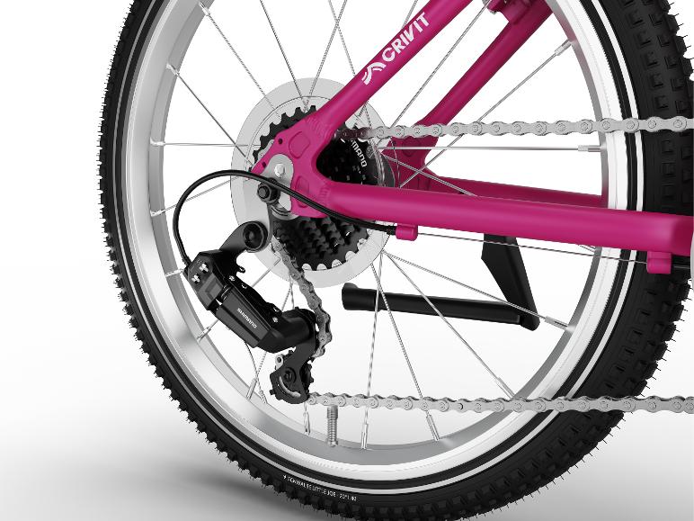 Hinterrad eines pinken Kinderfahrrads mit Schaltung und Kette.