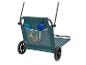 Strandwagen mit teal Stoff und Netztasche, die blaue Schaufeln und Sandformen enthält.