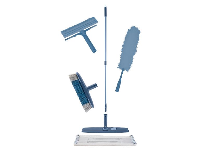 Ein Set blauer Reinigungsgeräte, bestehend aus Mopp, Fensterabzieher, Bürste und Staubwedel.