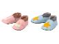 Zwei Paar Babyschuhe: rosa mit Gänsen und hellblau mit Sternen.