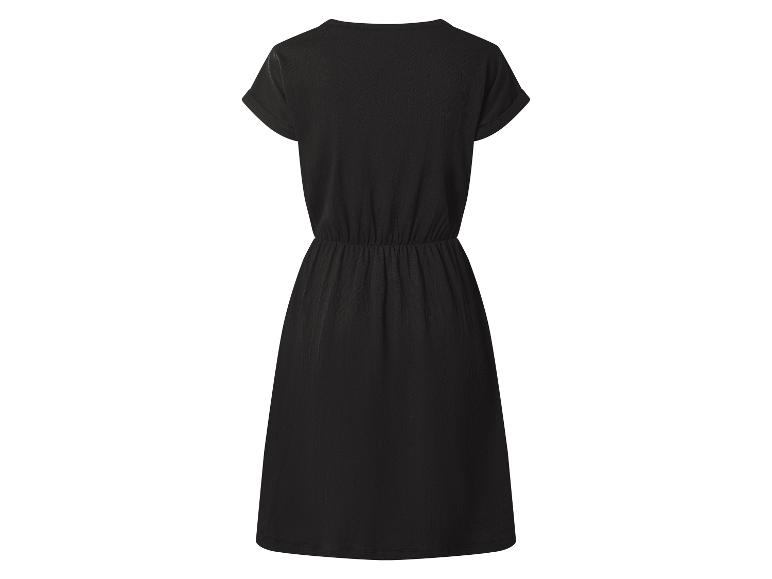 Schwarzes lässiges Sommerkleid mit Gummizug in der Taille und kurzen Ärmeln.