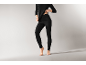 Eine Frau in schwarzer Thermounterwäsche, bestehend aus einem langärmeligen Oberteil und Leggings