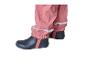 Rosa Regenhose mit Reflektoren und dunkelblauen Gummistiefeln.