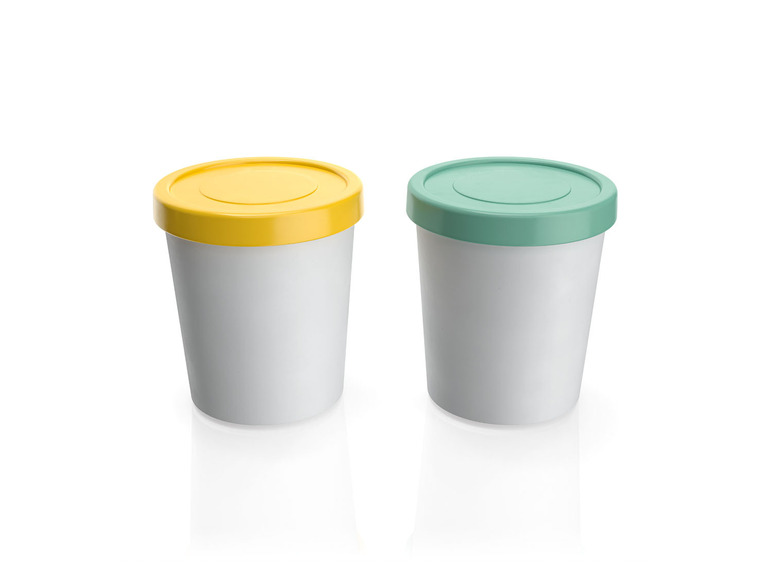 Zwei weiße Becher mit gelbem und grünem Deckel.