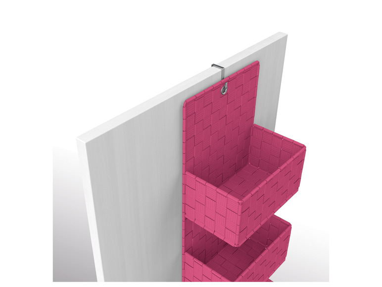 Drei rosafarbene Aufbewahrungskörbe an der Wand befestigt