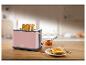 Rosa Toaster mit zwei Scheiben Toast, Marmelade und einem Messer auf einem Holztisch.