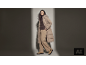 Frau in beigefarbenem Winterdaunenmantel, braunem Pullover, Hose und Stiefeln