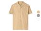 Herren-Kurzarmhemd in Beige, mit Kragen und Knöpfen.