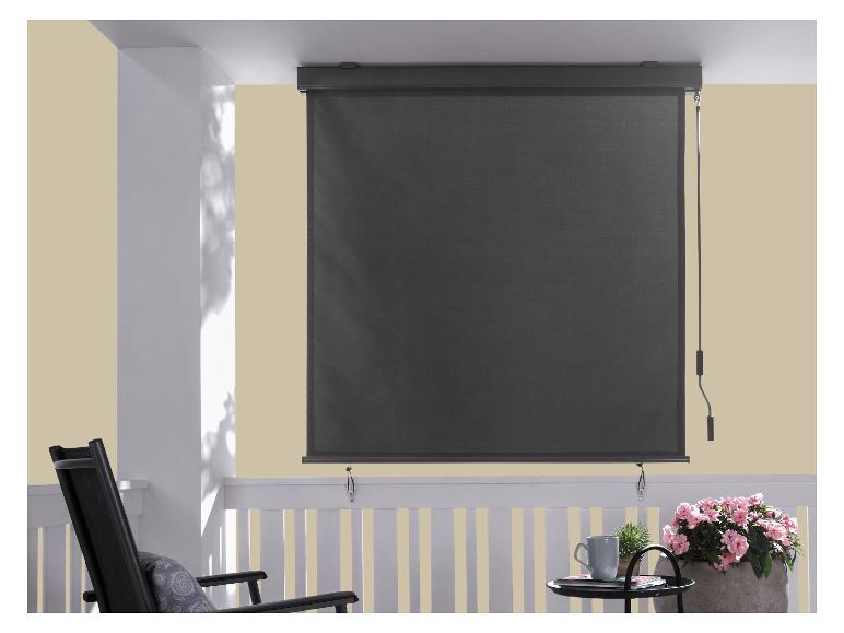 Dunkelgraues Außenrollo auf einer Terrasse mit Schaukelstuhl und Pflanzen.