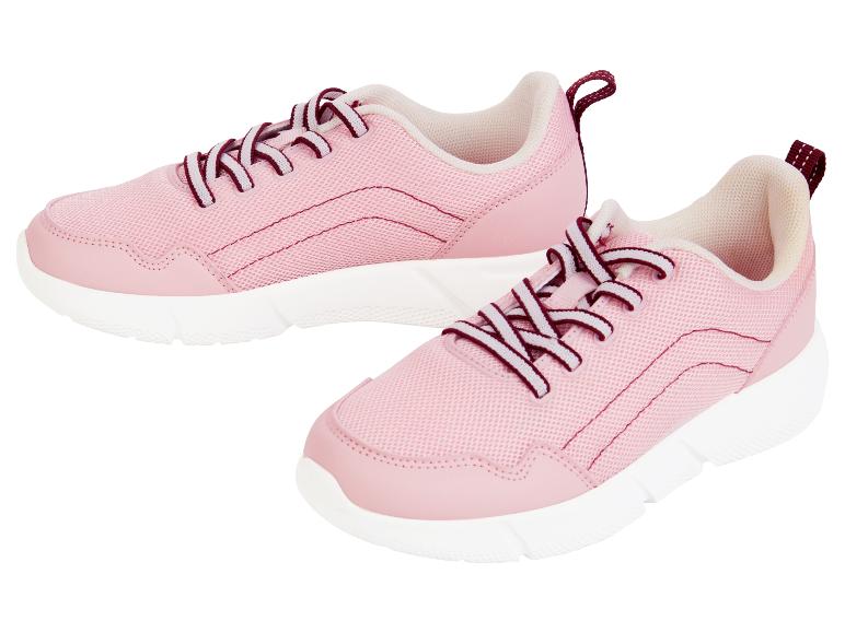 Zwei Paar rosa Turnschuhe.