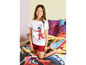 Ein Mädchen trägt einen Ladybug Pyjama mit T-Shirt und Shorts.