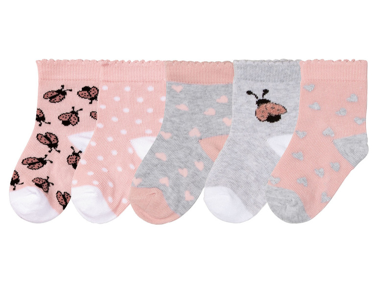 Fünf Paar Babysocken mit Marienkäfer-, Punkte- und Herzmotiven.