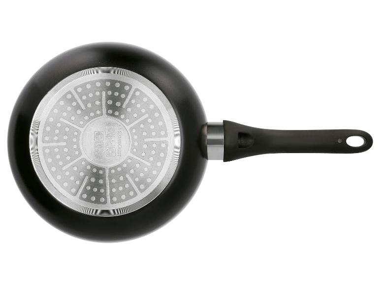 Schwarze Bratpfanne mit Griff, von unten gesehen, mit silbernem Induktionsboden.