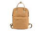 Ein brauner Rucksack aus papierähnlichem Material.