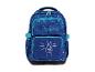 Blauer Rucksack mit buntem Spritzmuster und einer Hand, die das Friedenszeichen zeigt.