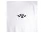 Weißes T-Shirt mit einem dunkelblauen Umbro-Logo.