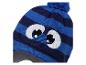 Blau gestreifte Strickmütze mit lachendem Gesicht und Bommel.