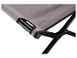 Detail eines grauen Campingstuhls mit schwarzem Gestell.