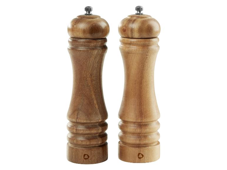 Zwei hölzerne Pfeffermühlen.