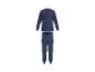 Blauer Kinderpyjama mit Baufahrzeug-Aufdruck.
