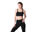 Frau in schwarzem Sport-BH und Leggings