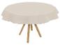 Beige Tischdecke auf einem runden Tisch mit Holzbeinen.