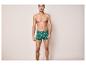 Mann in grünen Boxershorts mit Polospieler-Aufdruck.