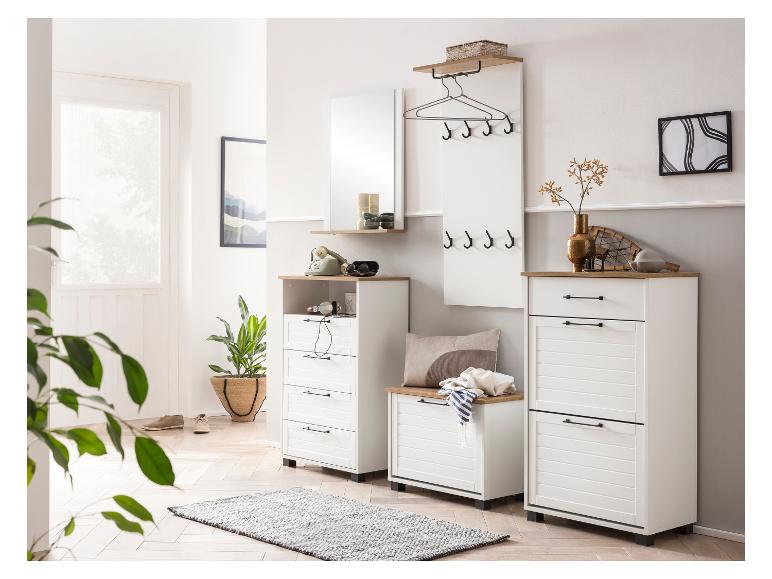 Flur mit weißen und Holzmöbeln, Spiegel, Garderobe und Schuhschränken.