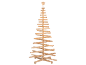 Dekorativer Weihnachtsbaum aus Holz mit einem Stern an der Spitze.