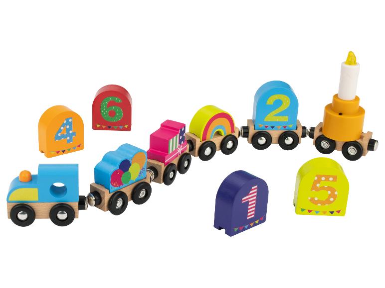 Buntes Holzeisenbahn-Set mit Zahlenblöcken und einem Kuchenwagen.