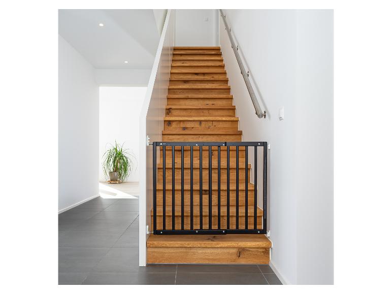 Schwarzes Treppenschutzgitter für Holztreppen.