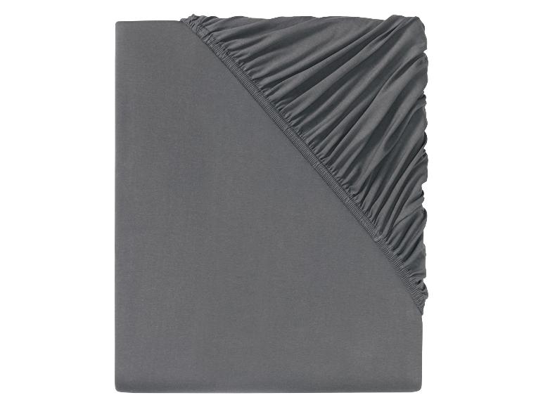 Ein dunkelgraues Spannbettlaken.